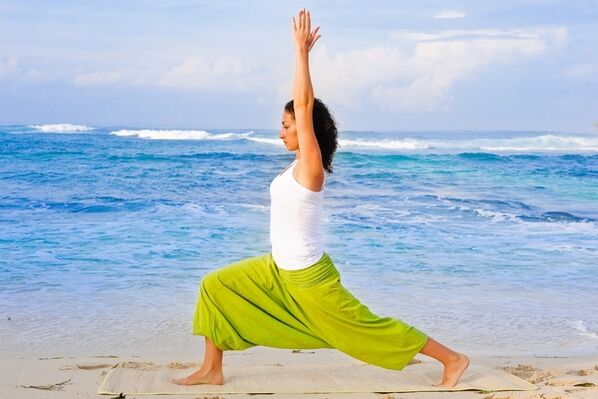 Bojevniška asana v jogi za učinkovito raztezanje mišic ramen in trebuha